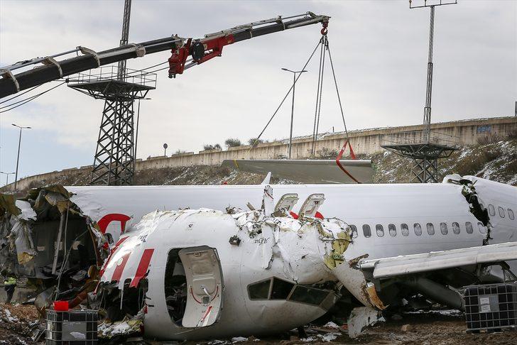 Sabiha Gökçen'de pistten çıkan uçağın enkazı kaldırılıyor G5