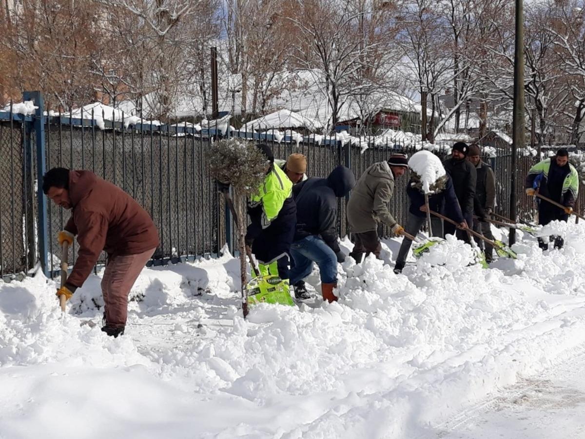 &Ouml;zalp Belediyesinden karla m&uuml;cadele &ccedil;alışması