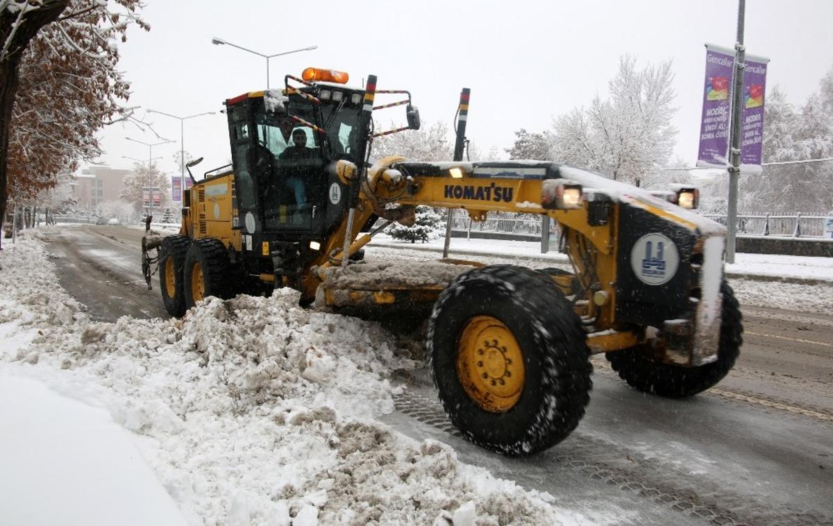 B&uuml;y&uuml;kşehir&rsquo;de karla m&uuml;cadele seferberliği