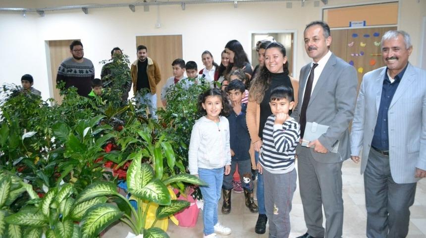 Tebrik i&ccedil;in g&ouml;nderilen &ccedil;i&ccedil;ekleri &ouml;ğrencilere hediye etti