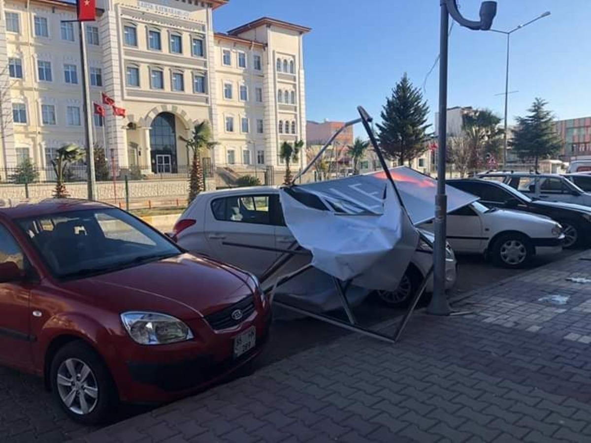 Kahta&rsquo;da fırtına hayatı olumsuz etkiledi