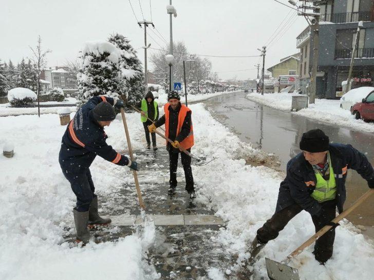 Düzce Belediyesi gece gündüz kar mücadelesi yapıyor G1