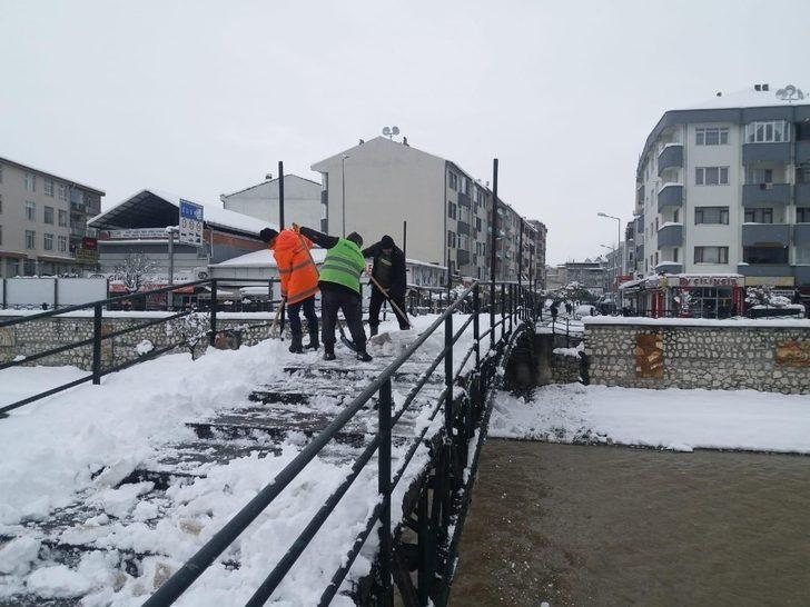 Düzce Belediyesi gece gündüz kar mücadelesi yapıyor G3