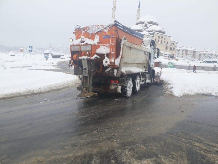 Düzce Belediyesi gece gündüz kar mücadelesi yapıyor G4