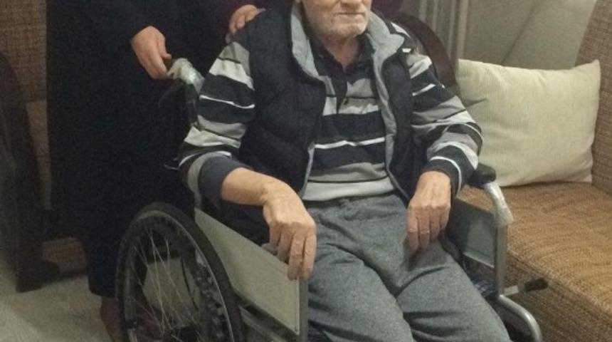 Yaşlı adam tekerlekli sandalyesine kavuştu