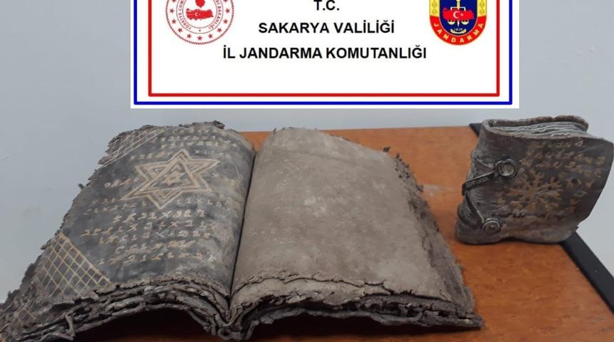 Sakarya’da iki tarihi tevrat ele geçirildi