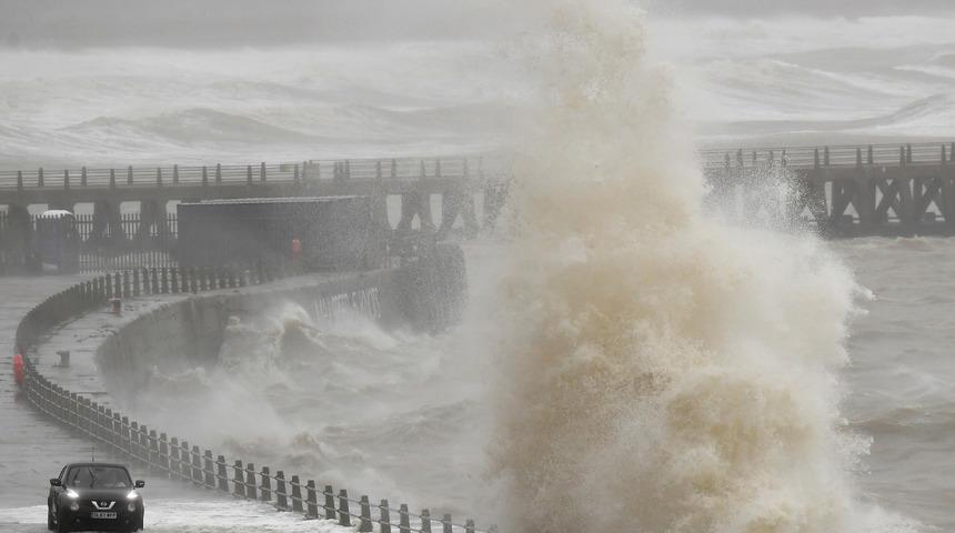 İngiltere'de Ciara fırtınası, Avrupa'da Sabine Kasırgası! Hayat durdu