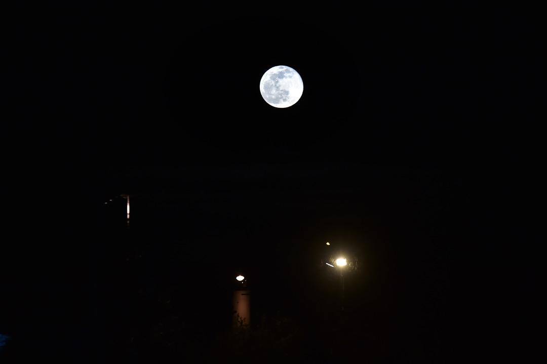 Dolunaylı İstanbul manzarası g&ouml;renleri mest etti