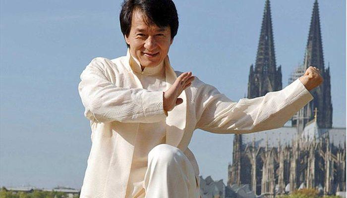 Как выглядит джеки чан в 2025 году Dünyaca ünlü oyuncu Jackie Chan'den korona virüsüne panzehir bulanlara büyük ödü