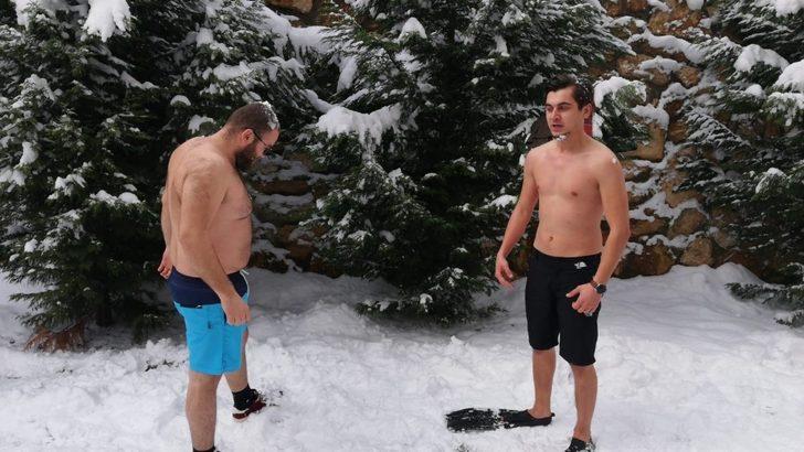 Üniversite öğrencileri karda yüzdü G2