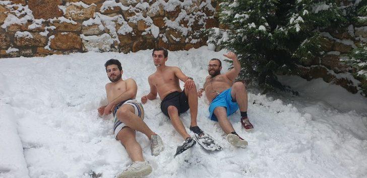 Üniversite öğrencileri karda yüzdü G3