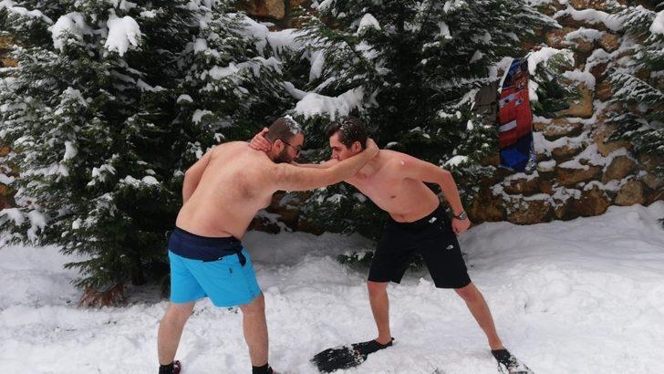 Üniversite öğrencileri karda yüzdü G4