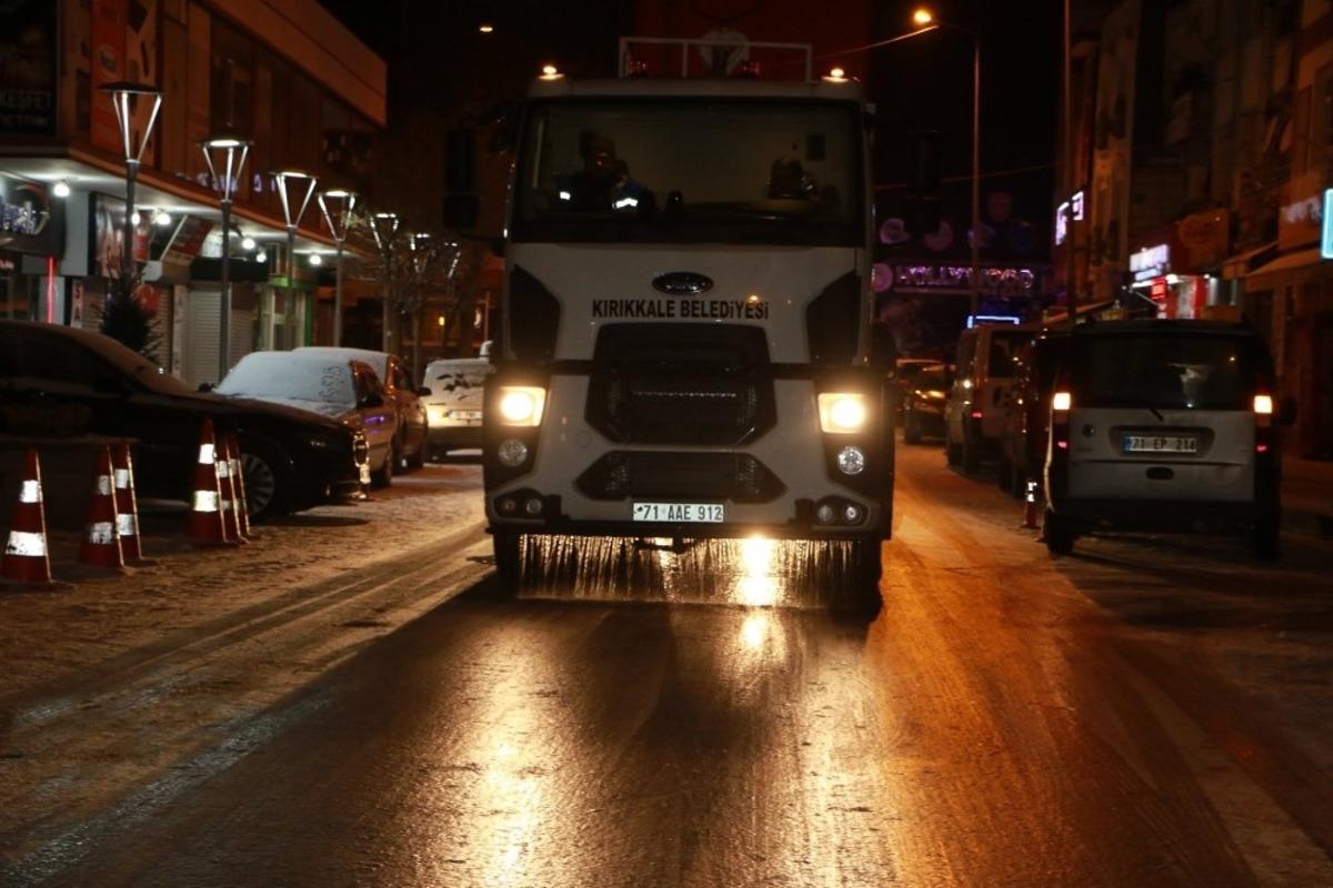 Kırıkkale&rsquo;de buzlanmaya karşı solisyon ve tuz