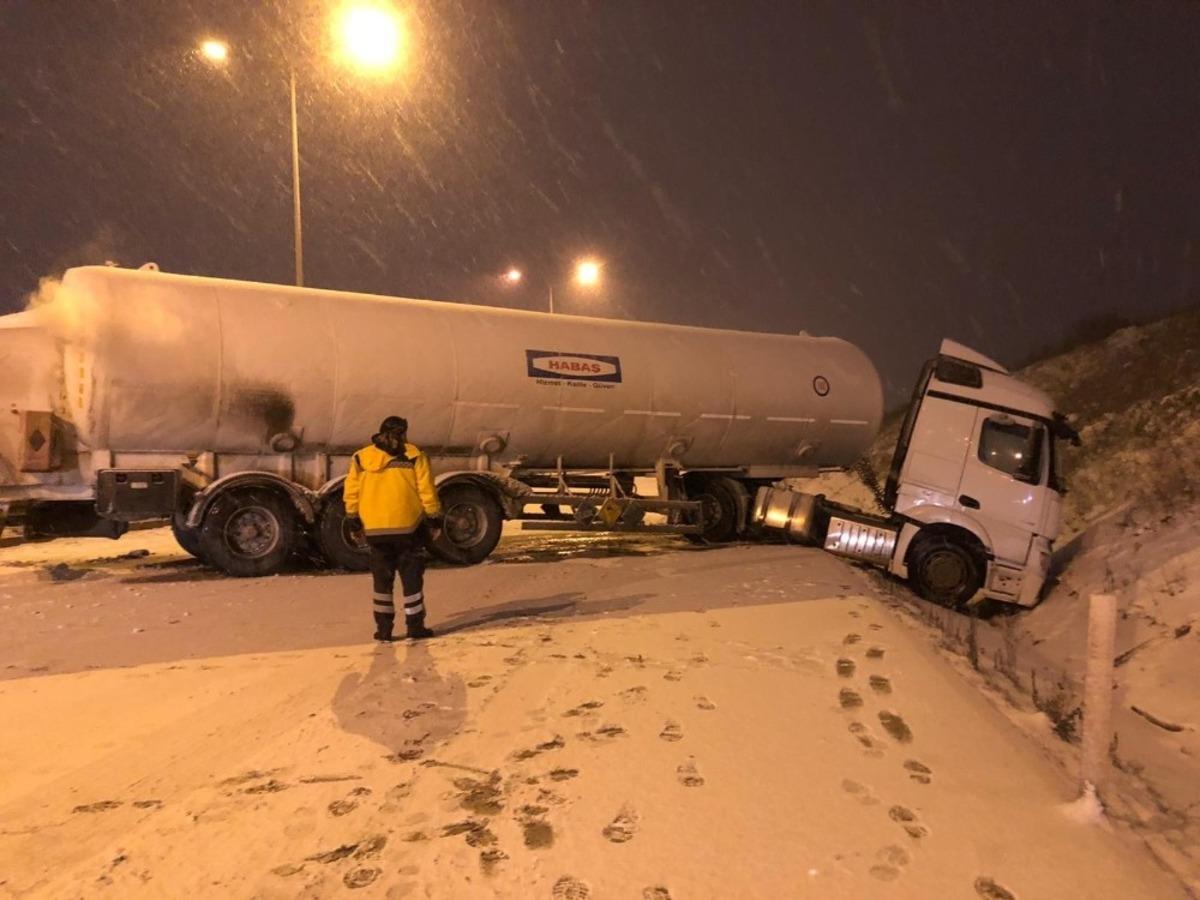 Samsun'da facianın eşiğinden d&ouml;n&uuml;ld&uuml;! Oksijen y&uuml;kl&uuml; tanker kaza yaptı