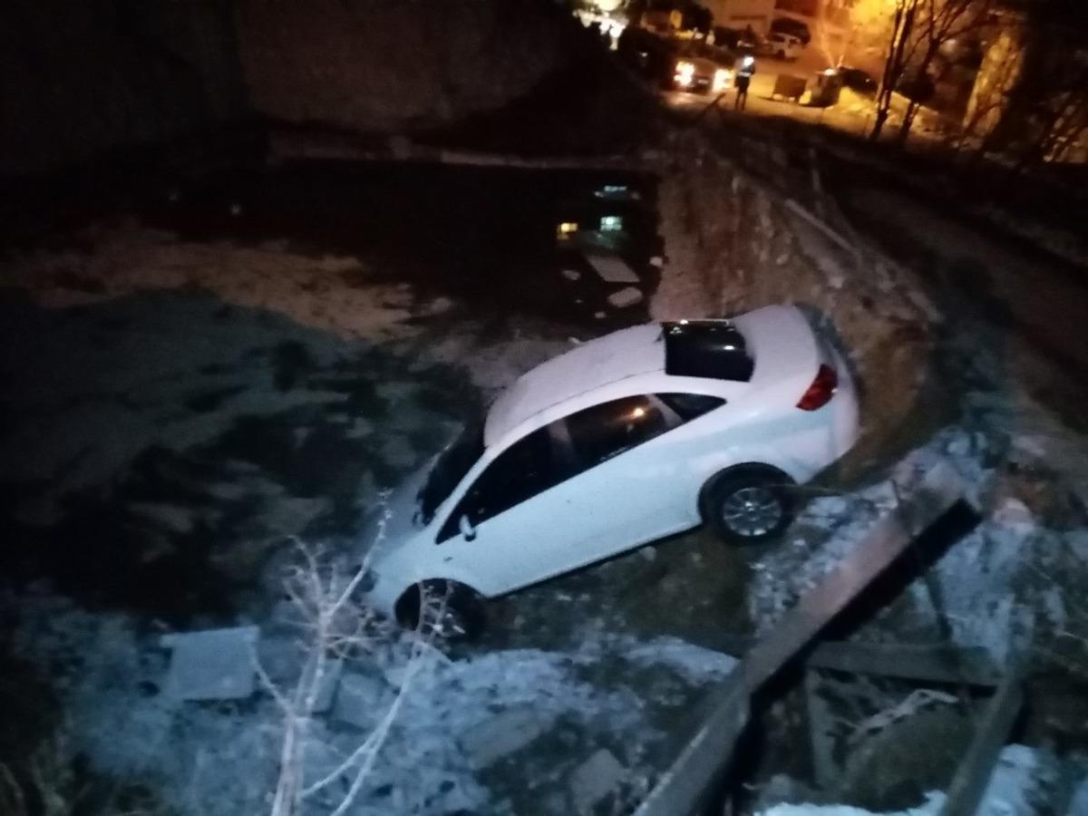 Buzda kayan otomobil inşaat &ccedil;ukuruna u&ccedil;tu