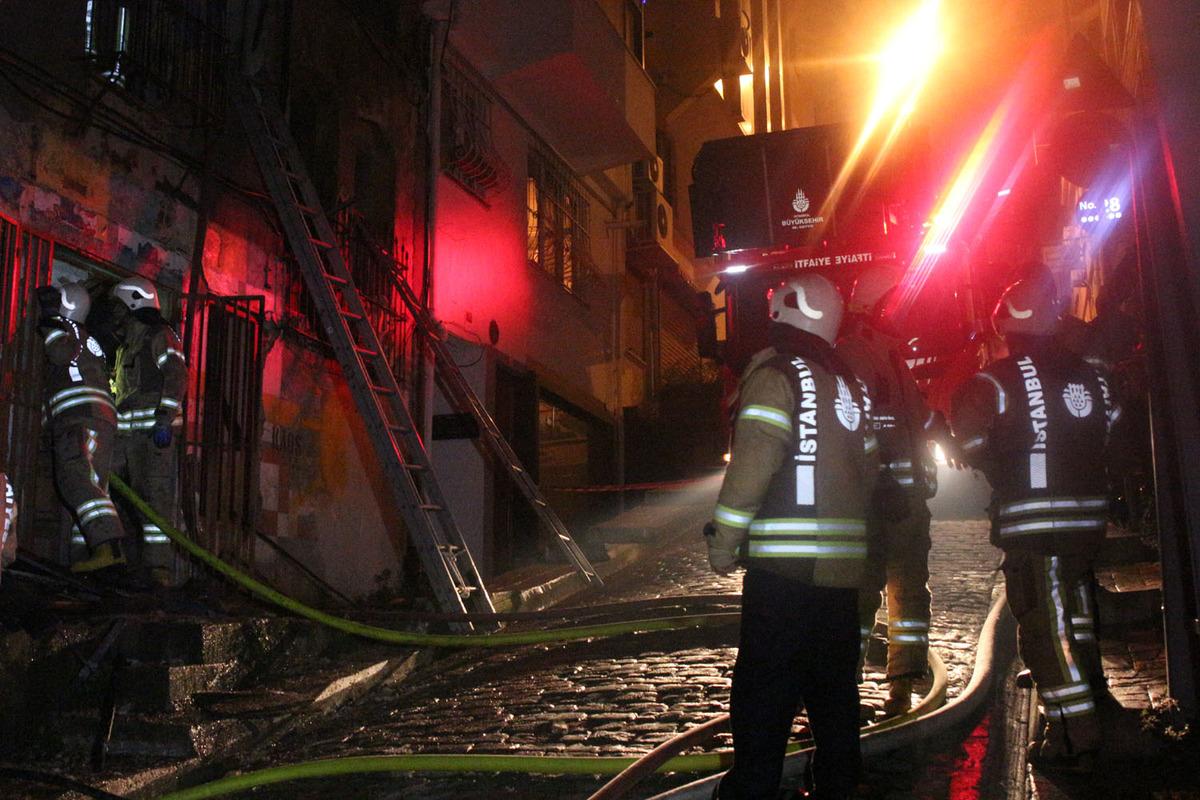 Beyoğlu'nda metruk bina alev alev yandı