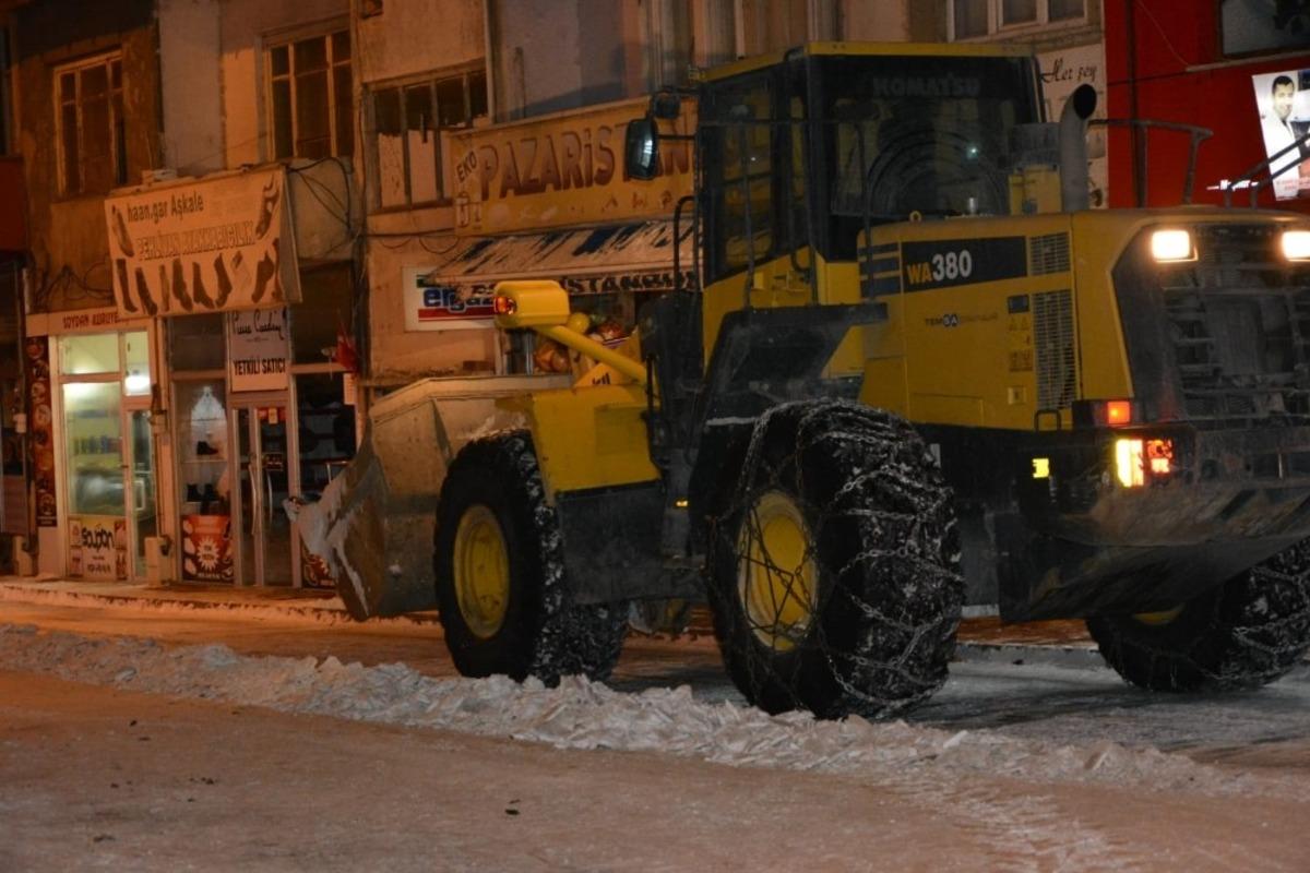 Kar yağışı sonrası karla m&uuml;cadele &ccedil;alışmaları hız kazandı