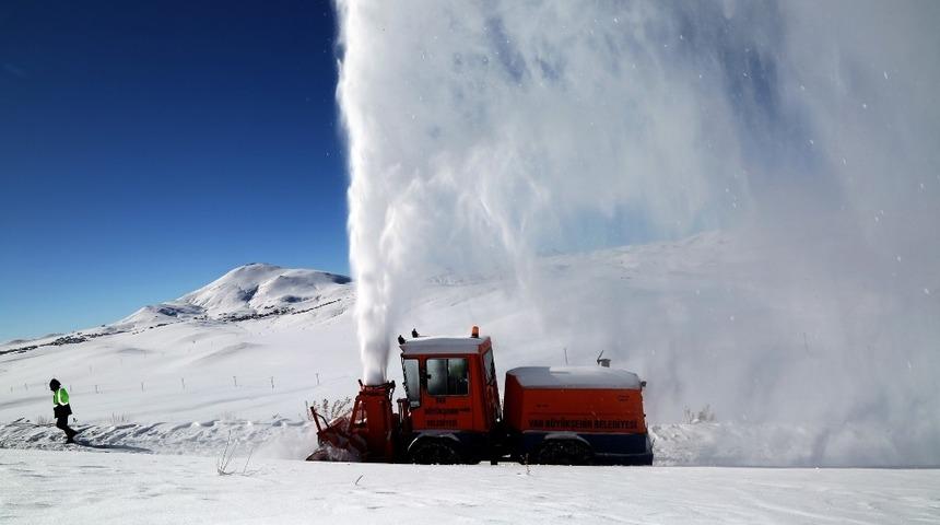 Van&rsquo;da 360 yerleşim yeri ulaşıma kapandı
