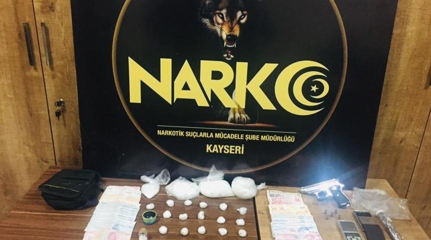 Polis ara&ccedil;larına &ccedil;arparak ka&ccedil;an uyuşturucu tacirleri yakalandı: 4 g&ouml;zaltı
