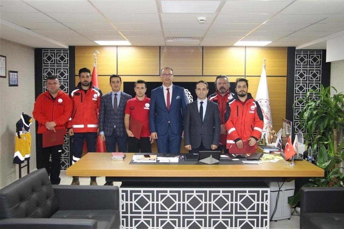 Deprem B&ouml;lgesi&rsquo;nde g&ouml;rev yapan ekibe teşekk&uuml;r belgesi verildi