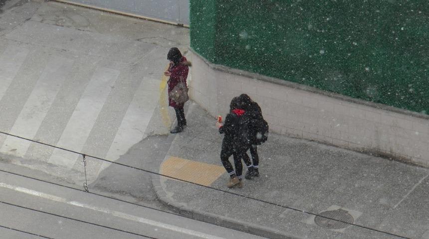 Gaziantepliler g&uuml;ne karla uyandı