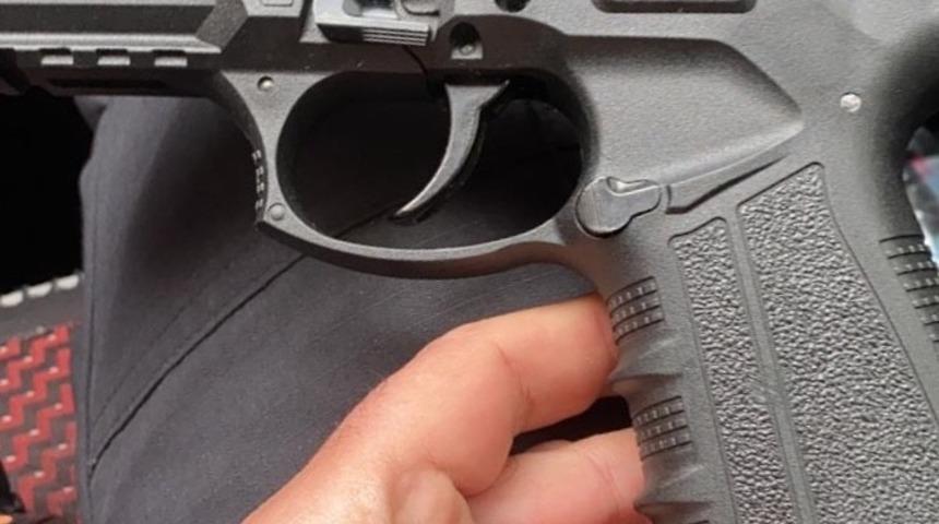 Polis, otomobilde ruhsatsız tabanca ve şarjör ele geçirdi