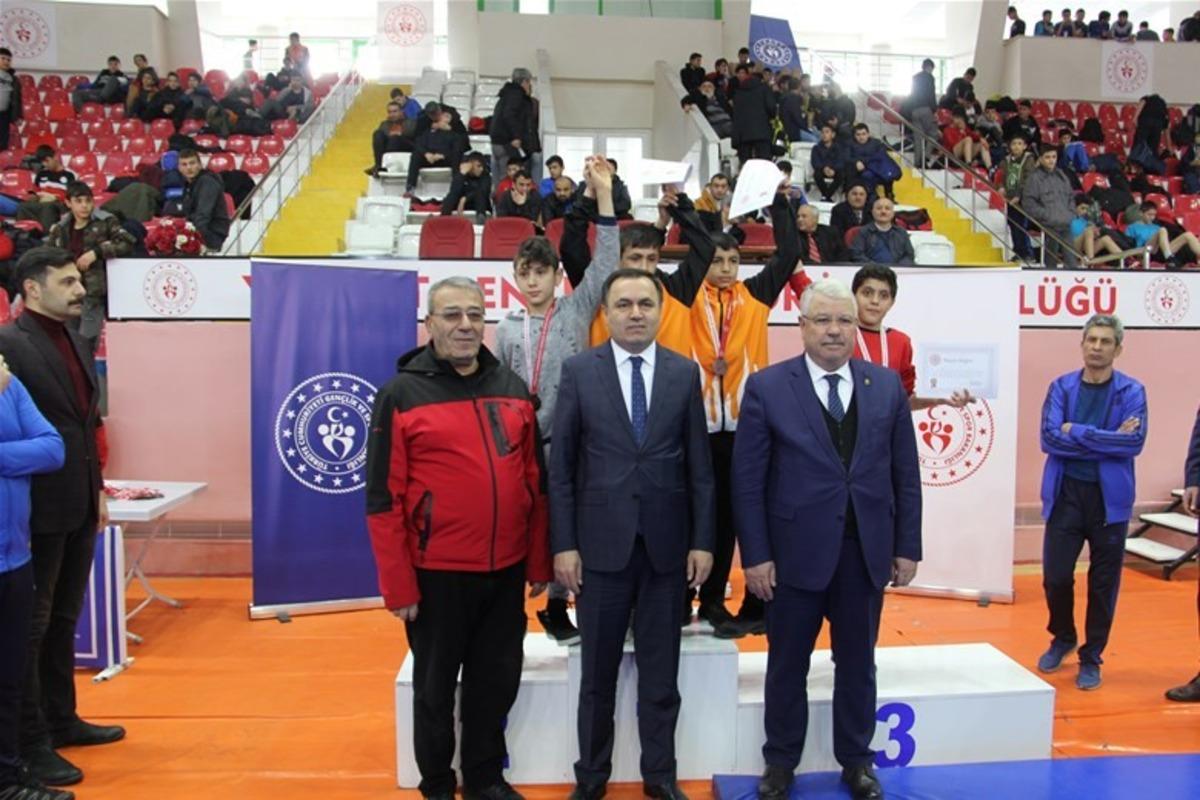 Kayseri&rsquo;nin Yıldız Pehlivanları Yozgat&rsquo;tan Madalyalar ile d&ouml;nd&uuml;ler