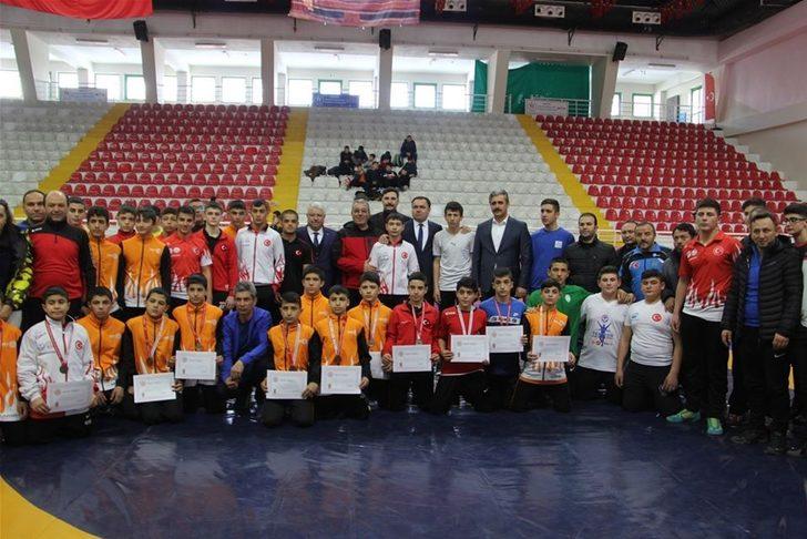 Kayseri’nin Yıldız Pehlivanları Yozgat’tan Madalyalar ile döndüler G2