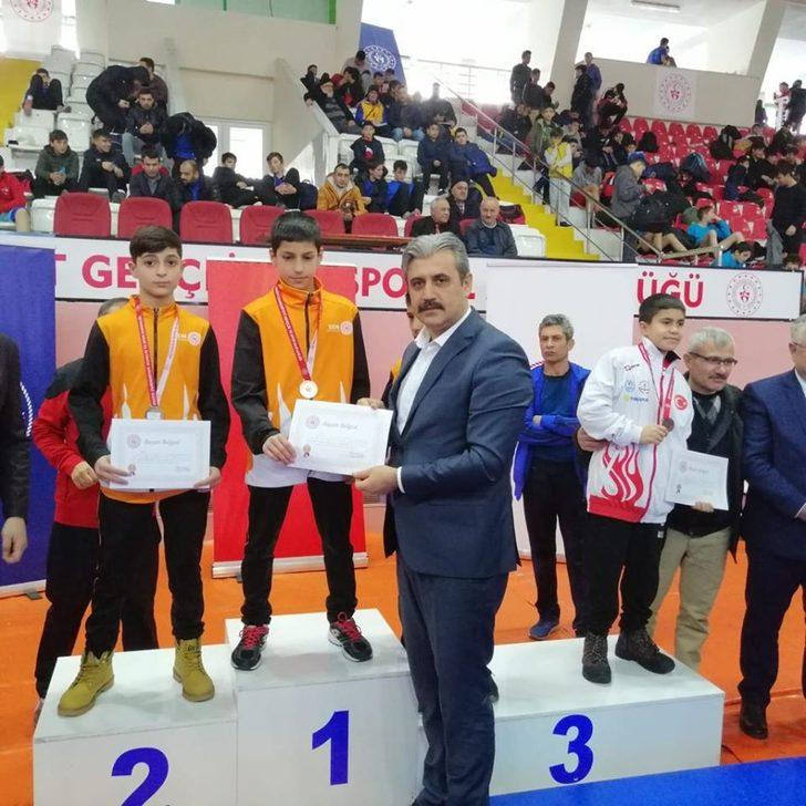 Kayseri’nin Yıldız Pehlivanları Yozgat’tan Madalyalar ile döndüler G3