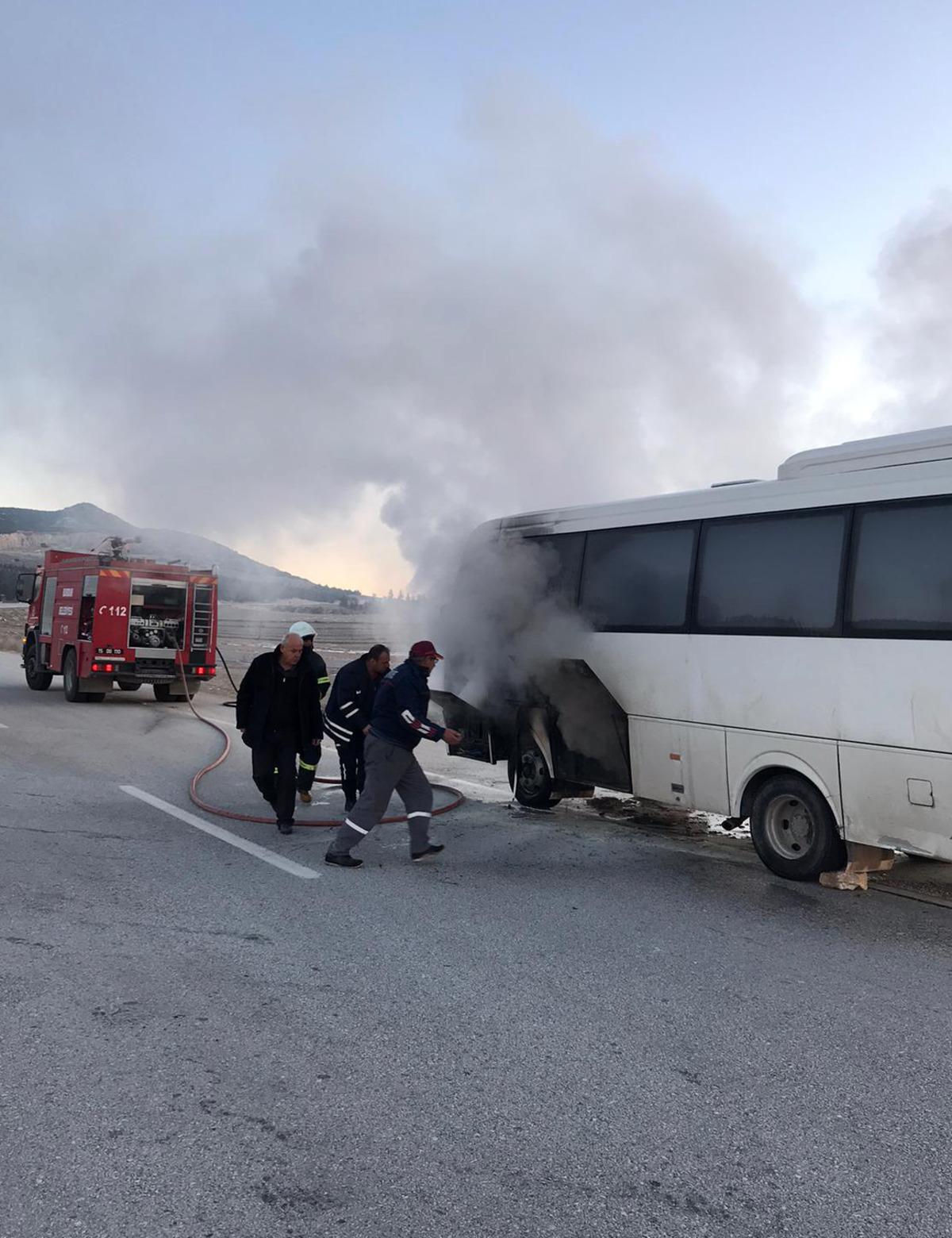 Faciadan d&ouml;n&uuml;ld&uuml;! Servis midib&uuml;s&uuml; yandı, &ouml;ğrenciler tahliye edildi