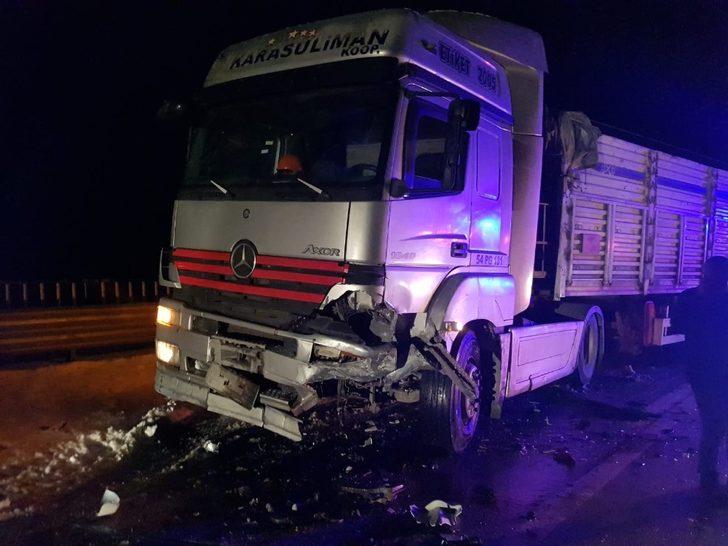 Otomobil ile kamyon çarpıtı: 2 yaralı G5