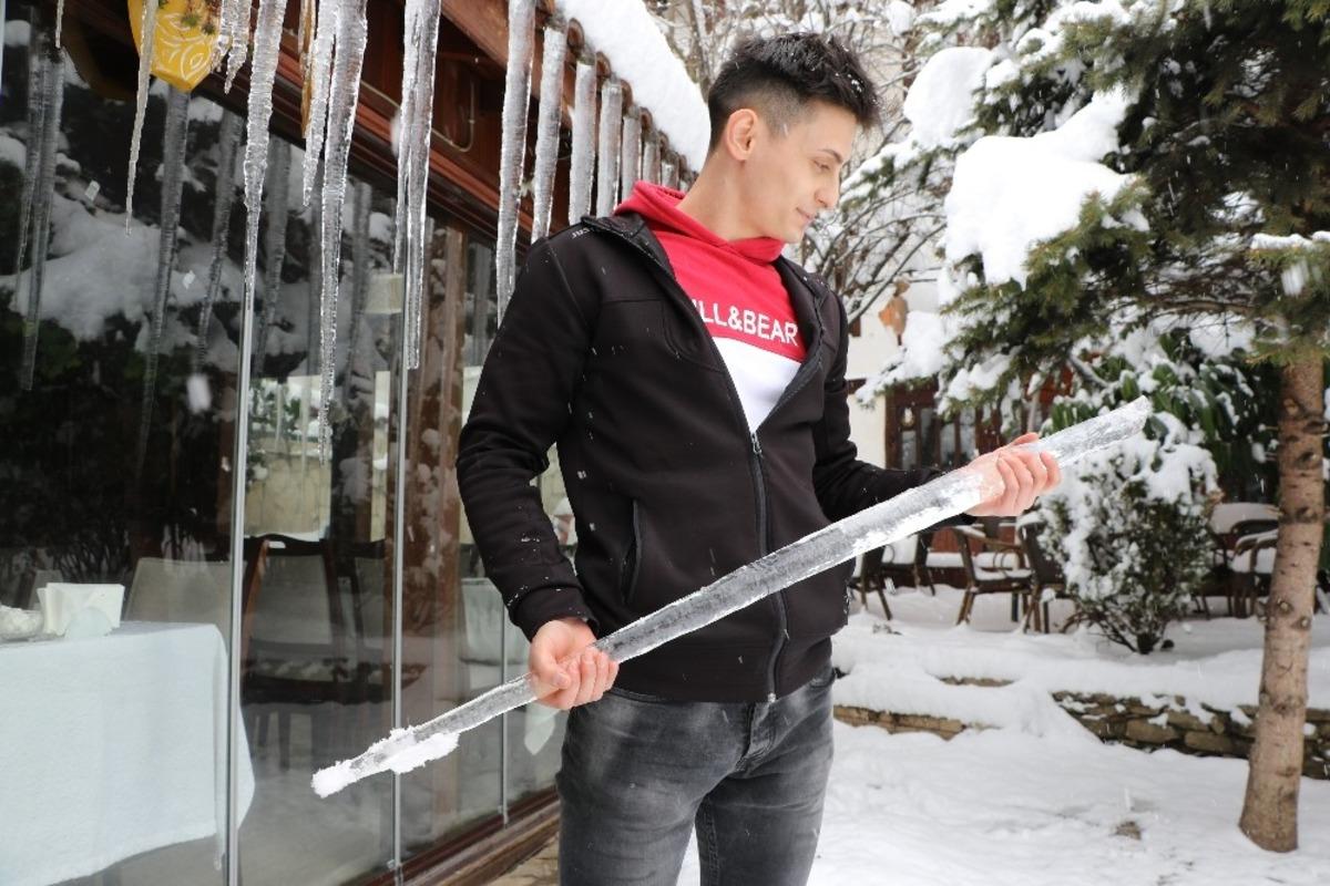 Karab&uuml;k dondu! İnsan boyunda sarkıtlar oluştu