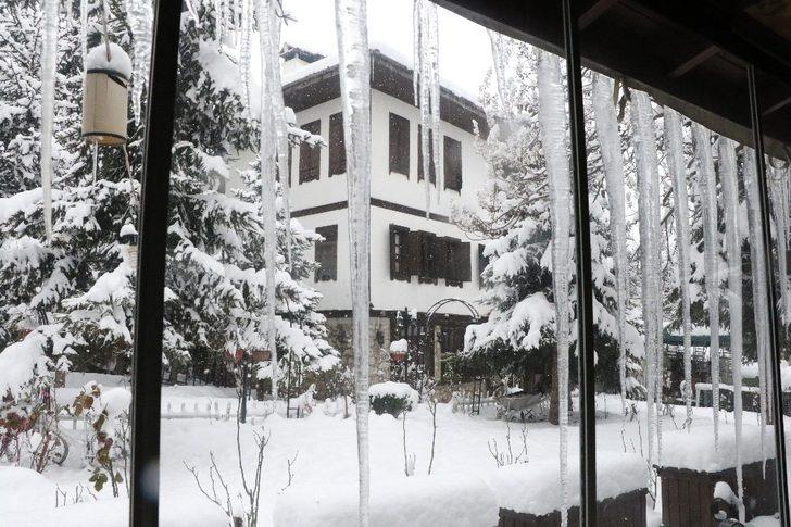 Karabük dondu! İnsan boyunda sarkıtlar oluştu G2