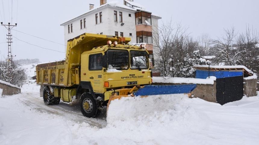 Karab&uuml;k&rsquo;te 44 kapalı k&ouml;y yolu i&ccedil;in &ccedil;alışmalar aralıksız s&uuml;r&uuml;yor