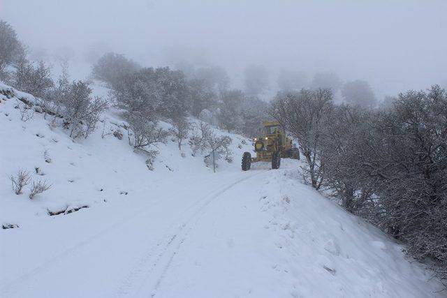 Elazığ’da karla mücadele:35 köy yolunun açılması için çalışma yürütülüyor