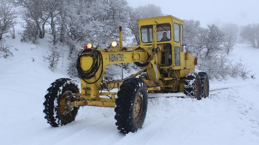 Elazığ&rsquo;da karla m&uuml;cadele:35 k&ouml;y yolunun a&ccedil;ılması i&ccedil;in &ccedil;alışma y&uuml;r&uuml;t&uuml;l&uuml;yor