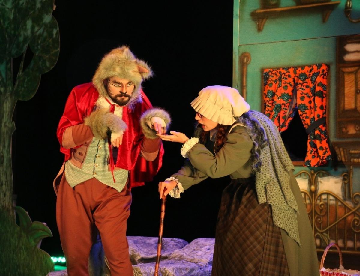 AŞT&rsquo;nin &ccedil;ocuk oyunu Kırmız Başlıklı Kurt gala yaptı