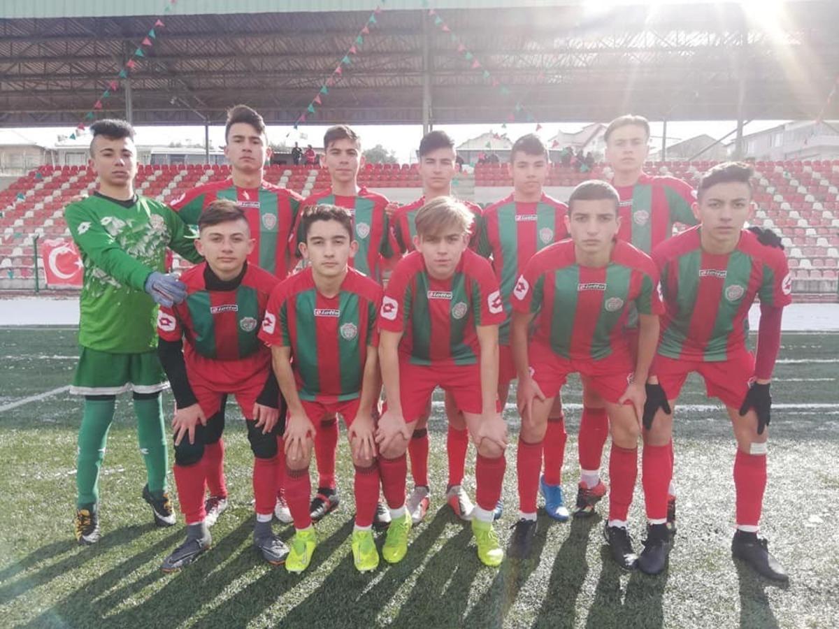 1308 Osmaneli Belediye Spor U16 futbol takımı şampiyonluğu garantiledi