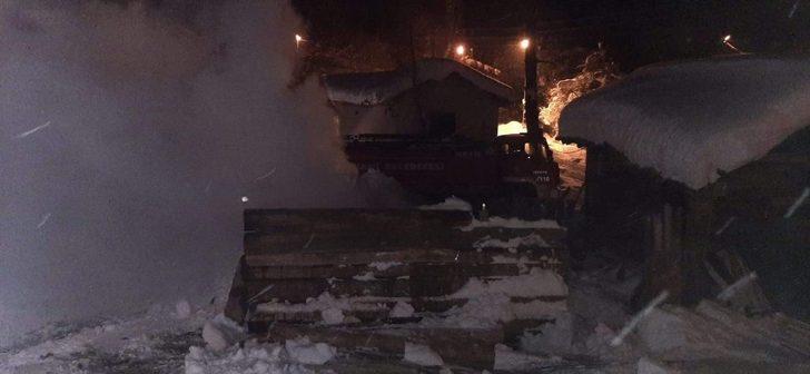 Kastamonu’da çıkan yangın traktör ve otomobili kül etti G2