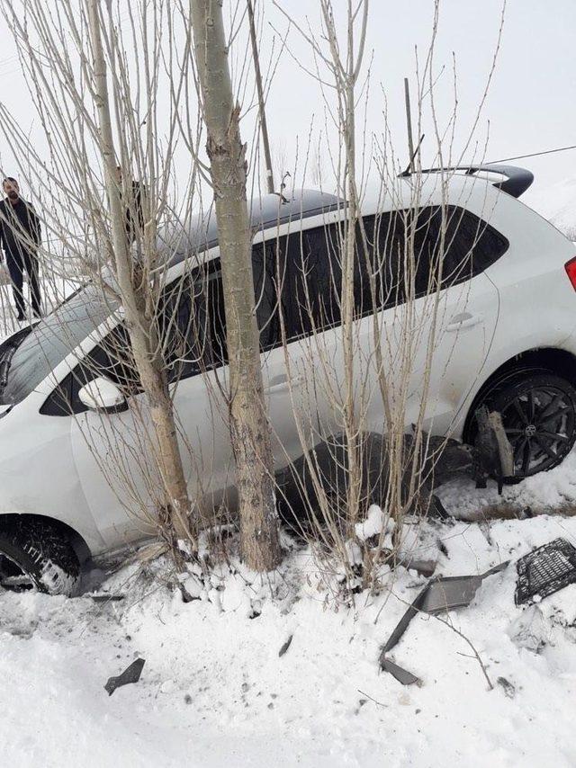 Buzda kayan otomobil şarampole yuvarlandı