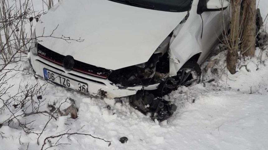 Buzda kayan otomobil şarampole yuvarlandı