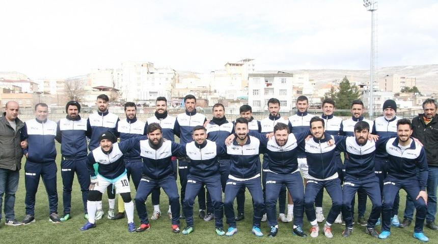 Silvanlı turizmciden sporculara malzeme desteği