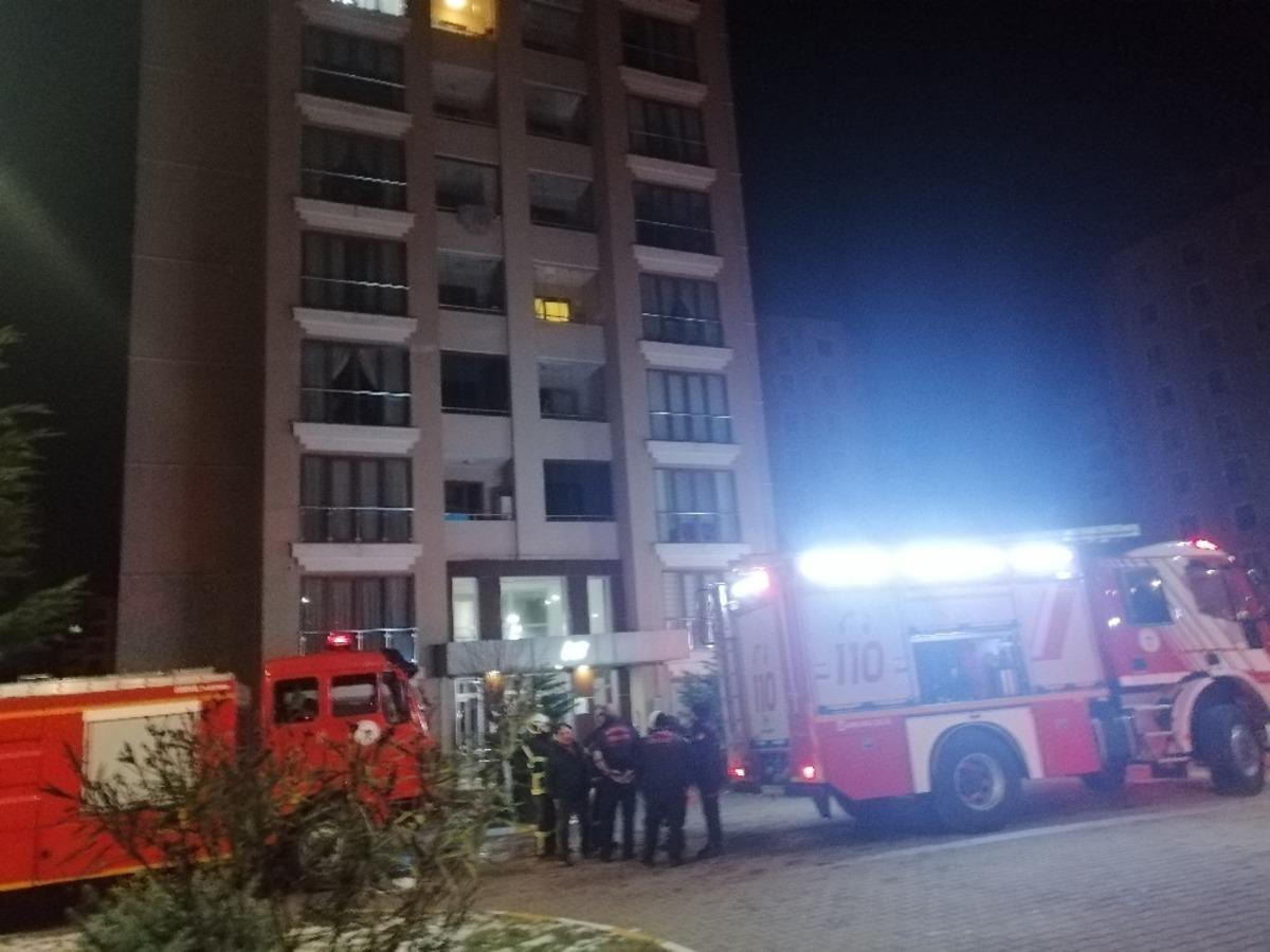 10 katlı binada &ccedil;ıkan yangın vatandaşları sokağa d&ouml;kt&uuml;