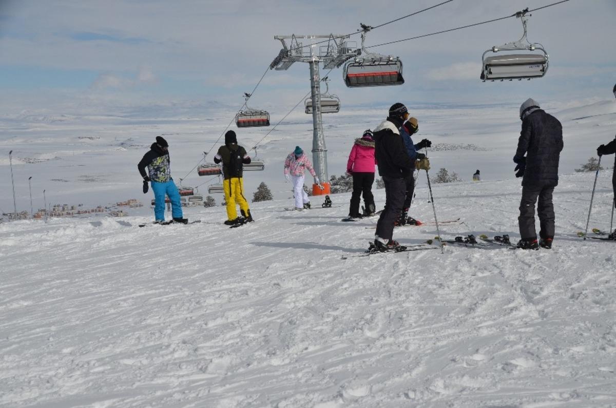 Sarıkamış&rsquo;ta kristal kar &uuml;zerinde kayak keyfi