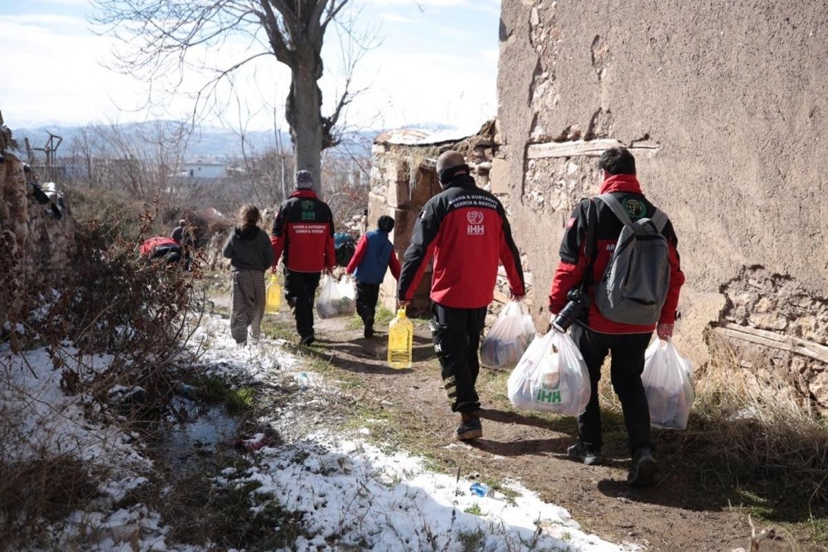 Depremzedelere derneklerin yardımları s&uuml;r&uuml;yor