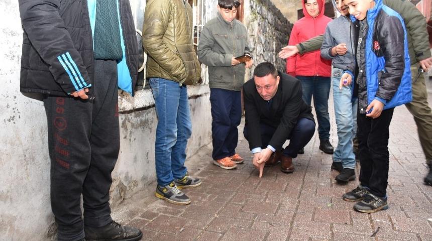 Başkan Beyoğlu sokakta &ccedil;ocuklarla misket oynadı