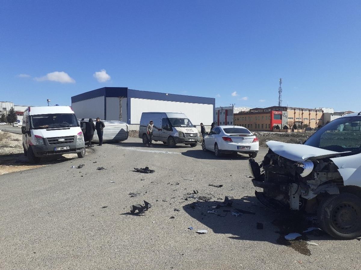 Ticari ara&ccedil; ile minib&uuml;s &ccedil;arpıştı 2 yaralı