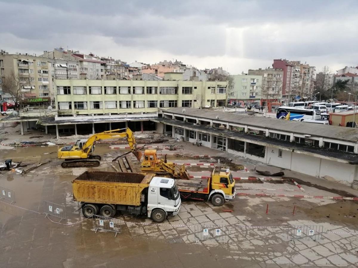 Otogarın yıkım başladı