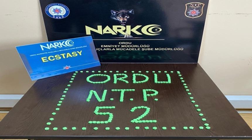 Otogarda uyuşturucu satan 2 kişi tutuklandı