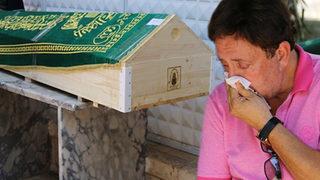 Oğlunu son yolculuğuna uğurladı